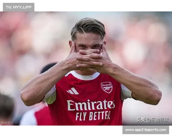 点球命中后，哲凯赖什指向客场球迷看台，阿森纳替补席沸腾